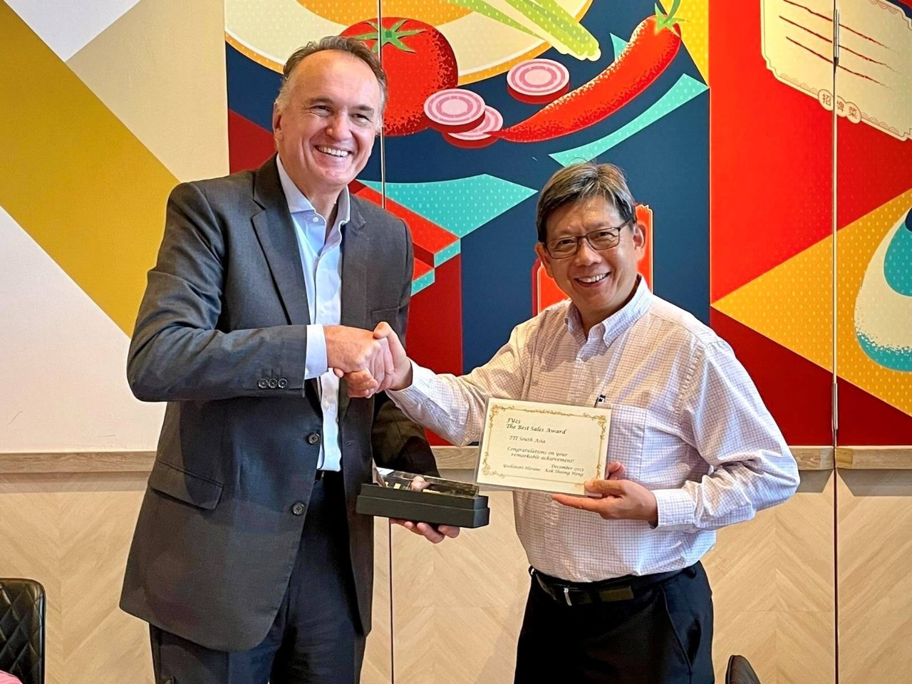 TTI South Asia Accepts TE Connectivity Award for Best Sales